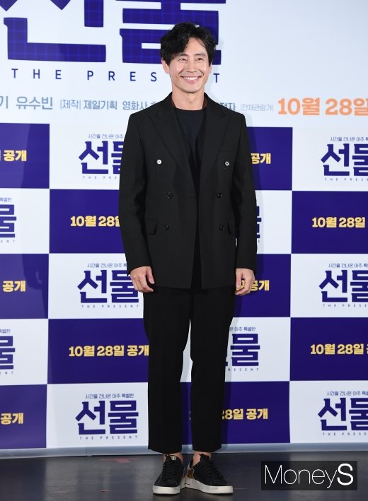 [머니S포토] 신하균, 깔끌한 올블랙 패션