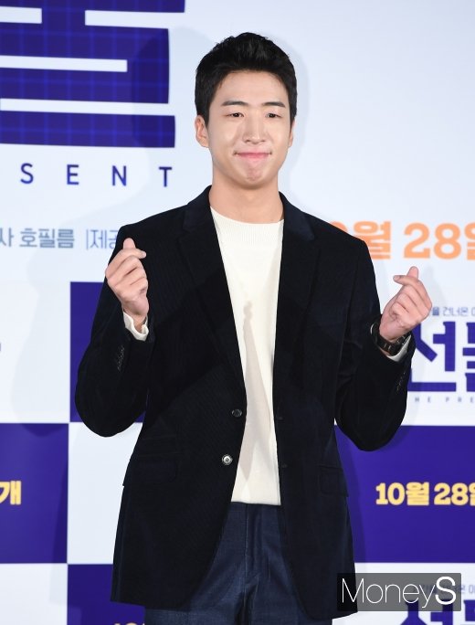 [머니S포토] '선물' 유수빈, 하트 발사