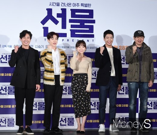 [머니S포토] 신하균·수호·김슬기·유수빈·허진호 '선물 파이팅!'