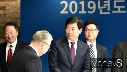 [머니S포토] 일하기 좋은 중소기업 선정 행사 참석한 박용만 회장