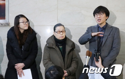 임재성 변호사(맨오른쪽)가 지난 1월18일 오전 서울 서초구 법무법인 해마루 입주빌딩 로비에서 '후지코시 상대 손해배상청구 소송 항소심 판결' 관련 기자회견을 갖고 있다. /사진=뉴스1