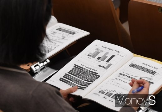 [머니S포토] 부동산시장 전망, '필기는 필수'