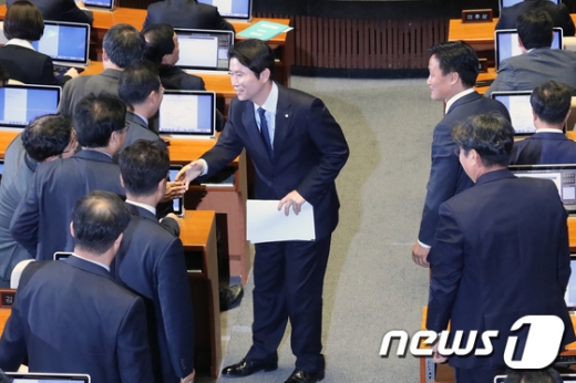 이인영 더불어민주당 원내대표(가운데)가 28일 서울 여의도 국회에서 열린 교섭단체 대표연설을 마친 뒤 동료 의원들과 악수를 나누고 있다. /사진=뉴스1