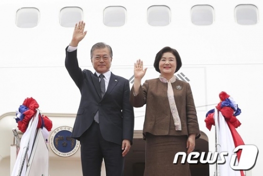 문재인 대통령과 김정숙 여사가 지난달 5일 공식 순방을 위해 라오스를 방문, 와타이 국제공항에 도착한 뒤 환영인사들에게 손을 흔들고 있다. /사진=뉴스1(청와대 제공)