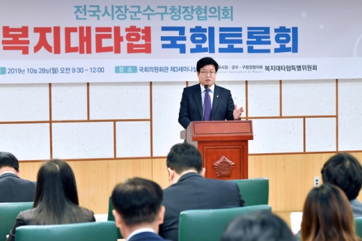 염태영(수원시장) 전국시장·군수·구청장협의회장이 28일 국회의원회관에서 열린 복지대타협 국회토론회에 앞서 인사말을 하고 있다. / 사진제공=수원시