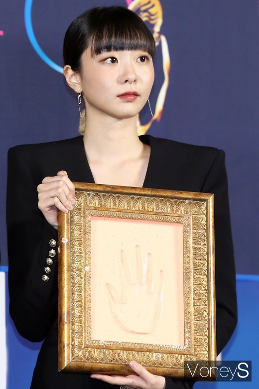 [머니S포토] 핸드프린팅 김다미, 손바닥만한 얼굴