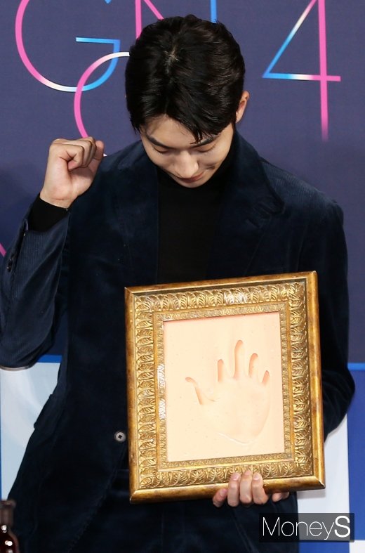 [머니S포토] 보고 또 보는 남주혁