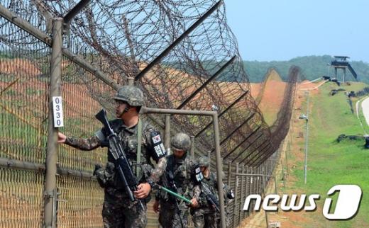 수류탄 폭발' 지난 6월17일 1사단 도라OP 철책에서 장병들이 철책점검을 하고 있다. /사진=뉴스1