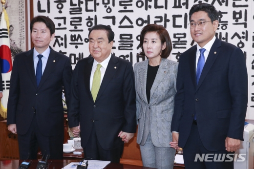 문희상 국회의장과 여야 3당 원내대표들이 지난 28일 오전 서울 여의도 국회 의장실에서 회동을 갖기전 포즈 취하는 모습. /사진=뉴시스     