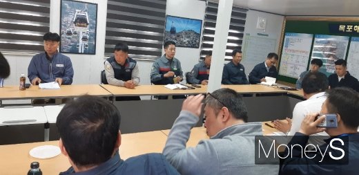 28일 오후 시공사 사무실에서 해상케이블카 에스컬레이터 사고와 관련해 한국승강기안전공단 등 유관기관 등이 참석해 현장점검회의가 열리고 있다. /사진=홍기철기자 