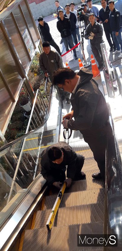 안전사고가 발생한 에스컬레이터를 살펴보는 한국승강기안전공단 관계자들 /사진=홍기철기자