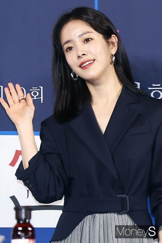 배우 한지민이 지난 28일 서울 영등포구 CGV여의도에서 열린 제40회 청룡영화상 핸드프린팅 행사에 참석해 손을 흔들고 있다. /사진=임한별 기자