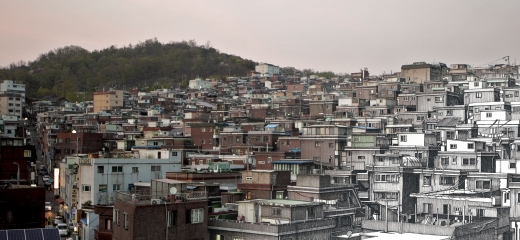 성남시 광주대단지사건 ‘스무 발자국’ 원화전시 작품 중 하나(성남 원도심). / 사진제공=성남시