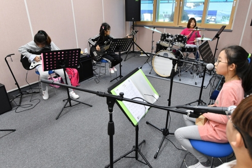 서호초 마을학교에 마련된 밴드연습실을 활용 중인 학생들. / 사진제공=수원시