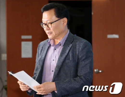 문병호 전 바른미래당 최고위원이 지난 27일 국회에서 탈당선언문을 낭독하기 위해 기자회견장으로 들어서고 있다. /사진=뉴스1