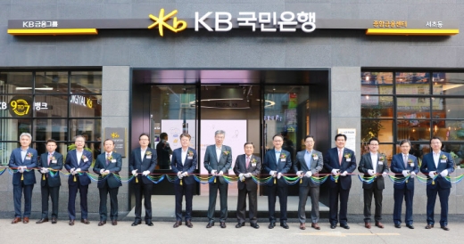 지난 28일 서울 서초동 소재 ‘KB국민은행 서초동종합금융센터’ 오픈식에서 참석자들이 테이프 커팅식을 하고 있다. (왼쪽에서 여섯번째) 김진선 메가박스중앙 대표이사, (왼쪽에서 일곱번째)허인 KB국민은행장, (왼쪽에서 아홉번째) 김남일 KB국민은행 영업그룹 부행장. /사진=KB국민은행
