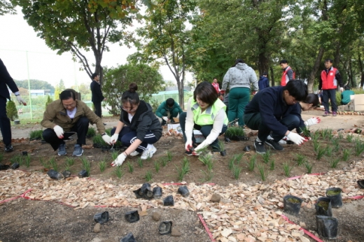 수원시의회 조명자 의장이 28일 오후 수원 장안구 영화동에 위치한 농생명과학고등학교 정문 옆 개방형 그린타운에서 학생들과 함께 ‘도시숲 초화원 조성’을 위해 초화 식재에 나섰다. / 사진제공=수원시의회