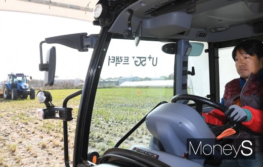 [머니S포토] LGU+5G 트렉터, 무인경작 시대