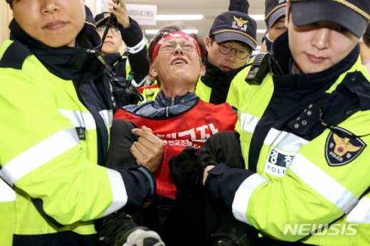 전국교직원노동조합 해고자원직복직투쟁위원회 관계자들이 29일 오후 서울 중구 서울지방고용노동청에서 9일째 장관과의 면담을 요구하며 농성하던 중 경찰들에게 끌려나가고 있다. /사진=뉴시스