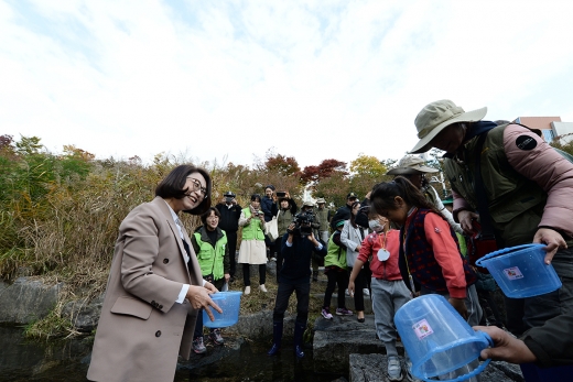 성남시 분당구 운중동 운중천에서 29일 진행된 토종 민물고기 방류 행사에 참여한 은수미 성남시장. / 사진제공=성남시