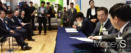 [머니S포토] 협약서 사인하는 박원순 시장