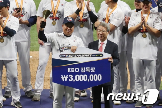 김태형 두산 베어스 감독(왼쪽)이 지난 26일 서울 고척돔구장에서 두산의 한국시리즈 우승을 확정지은 뒤 정운찬 KBO총재로부터 감독상을 전달받으며 기념촬영을 하고 있다. /사진=뉴스1