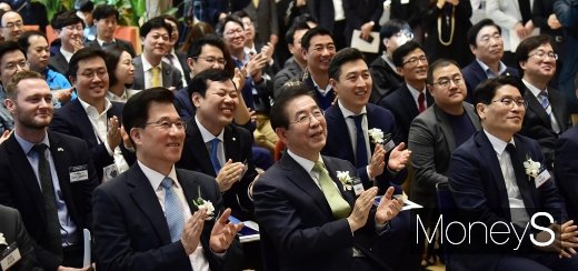 [머니S포토] 서울핀테크랩 개관 축하하는 박원순과 내외빈