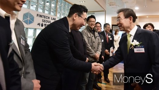 [머니S포토] 서울핀테크랩 입주사 직원들과 인사 나누는 박원순 시장