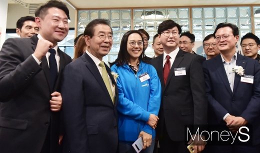 [머니S포토] 박원순-채현일, 서울핀테크랩 입주사 직원들과 함께…