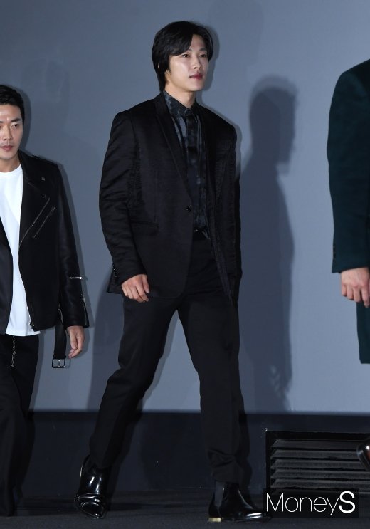 [머니S포토] 우도환, 깔끔한 올블랙 패션