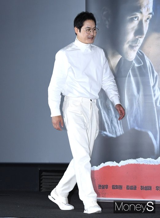 [머니S포토] 김성균, 눈부신 흰 돌 패션