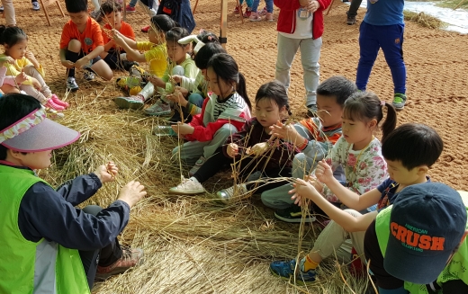 새끼꼬기 짚풀체험. / 사진제공=성남시농업기술센터