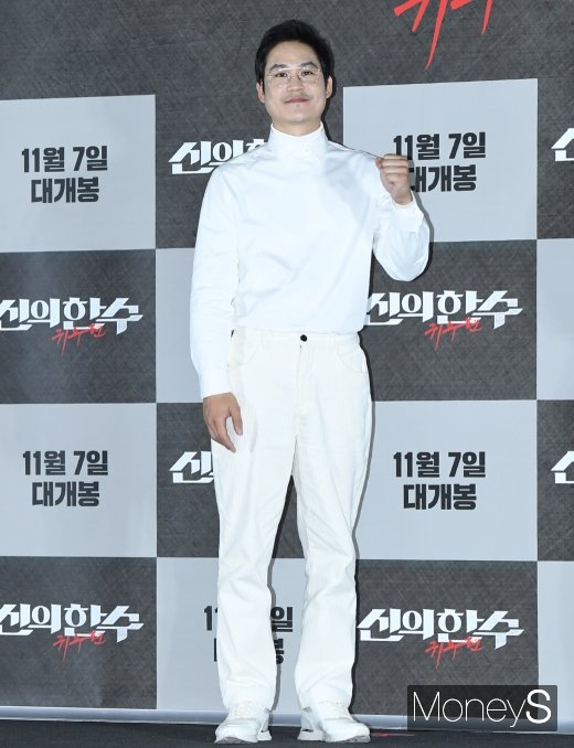 [머니S포토] 김성균, 아무나 소화하기 힘든 화이트 패션