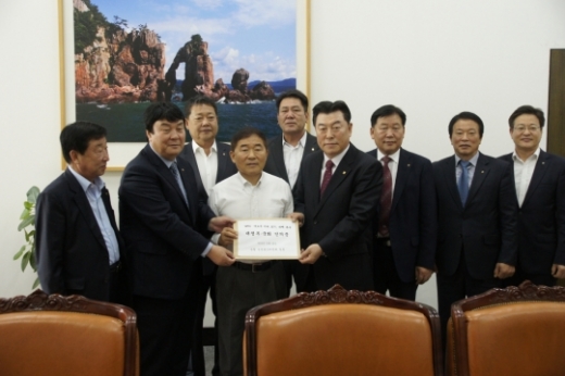29일 농협 농정통상위원회 조합장들은 WTO 개도국 지위 포기 대책을 촉구하는 대정부•국회 건의문을 채택한 뒤 황주홍 국회 농해수위원장에게 전달하고 있다. /사진=농협중앙회