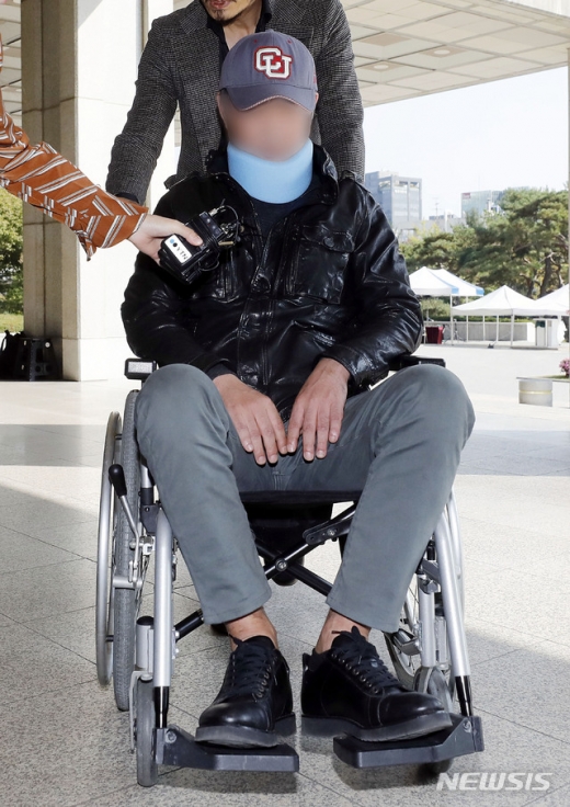 조국 전 법무부 장관의 동생 조모씨가 지난 21일 웅동학원 비리 관련 검찰 조사를 받기 위해 서울 서초구 서울중앙지방검찰청으로 들어서고 있다. /사진=뉴시스