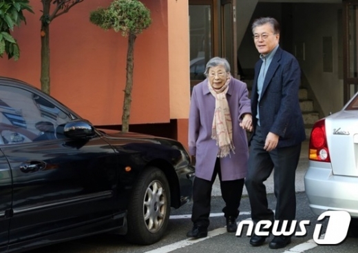 문 대통령 모친 강한옥 여사 92세로 별세…장례 3일장으로(속보)