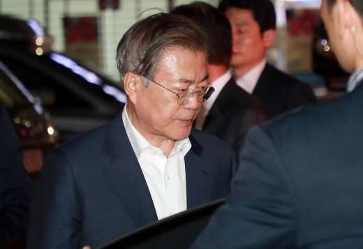 문재인 대통령이 29일 오후 부산 중구의 한 병원에서 모친인 강한옥 여사가 별세해 빈소로 이동하기 위해 차량에 탑승하고 있다./사진=뉴스1