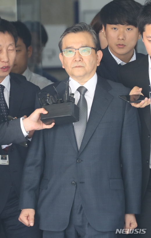 김학의 전 법무부 차관이 뇌물수수 및 성범죄 의혹과 관련해 지난 5월16일 오후 서울 서초구 서울중앙지방법원에서 영장실질심사를 받고 나오고 있다. /사진=뉴시스