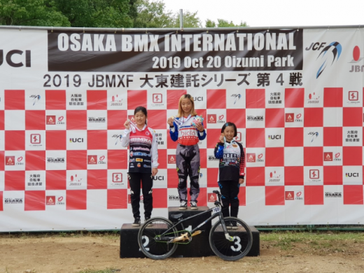 오사카 BMX 국제대회에서 카테고리 1위를 차지한 홍하랑이 시상식에서 우뚝 섰다. /사진=대한자전거연맹