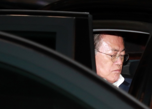 문재인 대통령이 29일 오후 부산 중구의 한 병원에서 모친 강한옥 여사의 임종을 지켜본 후 빈소로 이동하고 있다. /사진=뉴스1