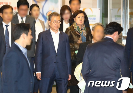 문재인 대통령이 29일 오후 부산 중구의 한 병원에서 모친 강한옥 여사의 임종을 지켜본 후 차량에 탑승해 빈소로 이동하고 있다. /사진=뉴스1