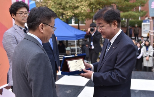 이상균 L하우스 공장장(사진 왼쪽)이 안동시장상을 받고 있다./사진=SK바이오사이언스