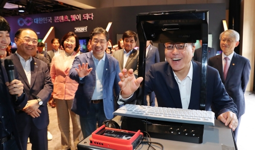 문재인 대통령이 지난 9월17일 서울 동대문구 콘텐츠인재캠퍼스에서 열린 콘텐츠산업 3대 혁신전략 발표회에 앞서 AR글래스에 구현되는 콘텐츠를 시청하고 있다. /사진=뉴시스