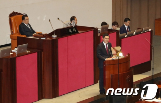 오신환 바른미래당 원내대표가 30일 오전 서울 여의도 국회 본회의장에서 열린 제371회국회(정기회) 제9차 본회의에서 교섭단체 대표연설 하는 모습. /사진=뉴스1  