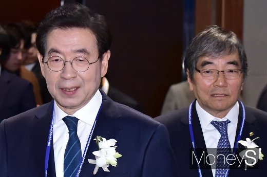 [머니S포토] 2019 SIFIC 참석한 박원순 시장과 윤석헌 금감원장