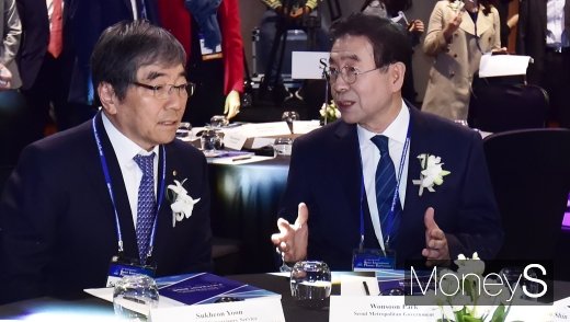 [머니S포토] 핀테크 관련 대화 나누는 박원순-윤석헌