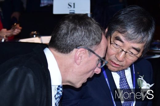[머니S포토] 2019 서울국제금융컨퍼런스에서 대화하는 윤석헌 금감원장