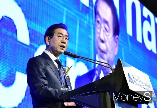[머니S포토] 핀테크 시대의 금융혁신 관련 전하는 박원순 시장