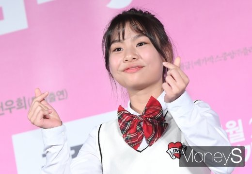 [머니S포토] 김수안 '하트 발사'
