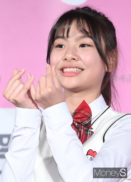 [머니S포토] 김수안, 대세 손가락 하트